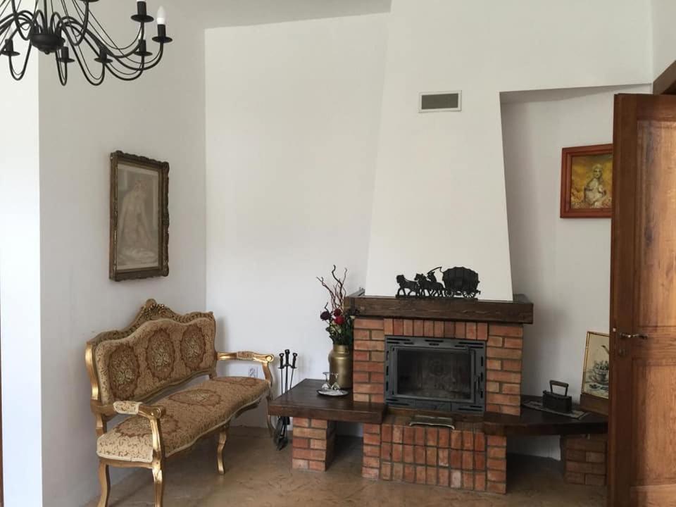 Il Piccolo Castello Busteni Luaran gambar