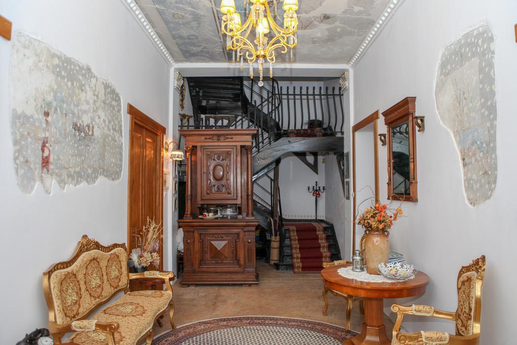 Il Piccolo Castello Busteni Luaran gambar