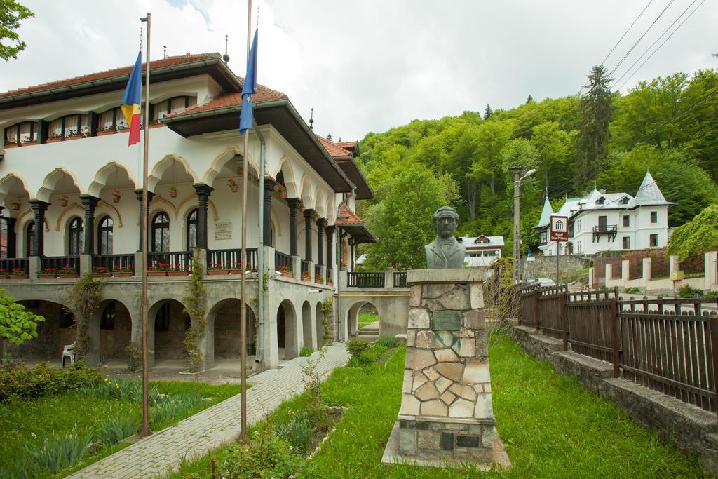 Il Piccolo Castello Busteni Luaran gambar
